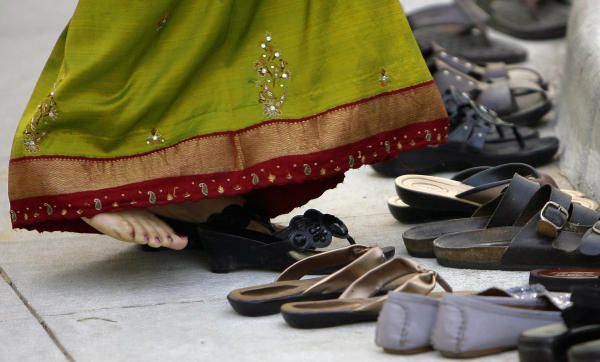 WHY SHOULD HINDUS REMOVES THEIR SHOES WHEN THEY ENTER A TEMPLE